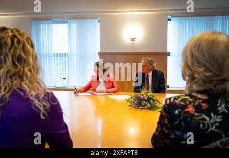 DEN HAAG - (l-r) Fleur Agema, Interimssekretär bei der VWS Siebe Riedstra. Während der Übertragung an das Ministerium für Gesundheit, Wohlfahrt und Sport. ANP TOBIAS KLEUVER niederlande Out - belgien Out Stockfoto