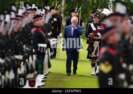 König Karl III. Inspiziert die Ehrengarde, Balaklava Company, 5. Bataillon, das Royal Regiment of Scotland während der Zeremonie der Keys auf dem Vorplatz des Palace of Holyroodhouse in Edinburgh, die Teil seiner Reise nach Schottland zur Holyrood-Woche ist. Bilddatum: Dienstag, 2. Juli 2024. Stockfoto