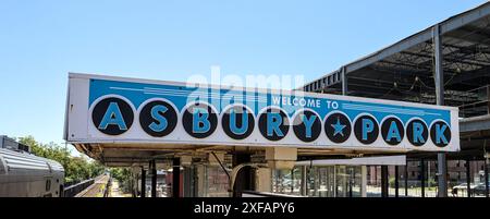 Asbury Park, NJ - 1. Juni 2024: Schild „Willkommen im Asbury Park“ auf dem Bahnsteig des LIRR-Bahnhofs an der Küste von New Jersey. Stockfoto