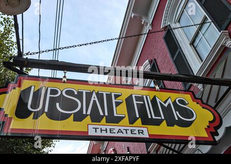 Rhinebeck, NY - 29. Mai 2024: Theaterschild im Hochstaat Kinos in Rhinebeck, Hudson Valley, Bundesstaat New York. Stockfoto