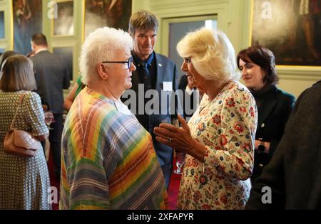 Königin Camilla (rechts) spricht mit Val McDermid (links), während Ian Rankin (Mitte, hinten) auf eine Feier für diejenigen schaut, die die schottische Alphabetisierung im Palace of Holyroodhouse in Edinburgh fördern, darunter Buchläden und Autoren sowie Vertreter des Edinburgh International Book Festivals und des Scottish Book Trust. Bilddatum: Dienstag, 2. Juli 2024. Stockfoto