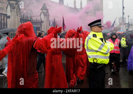 April 2023, Westminster, London, Großbritannien. „Grüne Geister“ am 4. Tag des „Großen“ Klima- und ökologischen Protests von 200 Gruppen unter der Führung der Extinction Rebellion unter dem Motto „Unite to Survive“. Rund 60.000 Menschen nahmen an vier Tagen an den gesetzlichen Märschen und Veranstaltungen Teil. Zu den Partnergruppen zählten Keep Britain Tidy, Friends of the Earth und Avaaz. "People's Pickets" wurden am Freitag und Montag vor 15 Regierungsbezirken abgehalten. Ein gewaltiger marsch am Samstag, den 22. April, endete mit einem Massensterben in Westminster. Stockfoto
