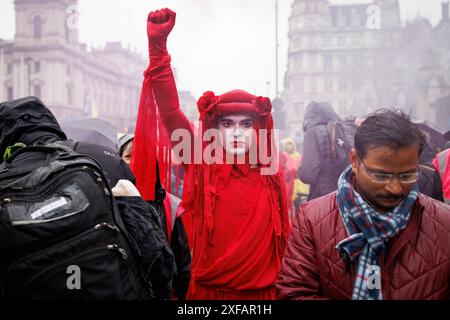 April 2023, Westminster, London, Großbritannien. „Red Rebel“ am 4. Tag des „The Big One“ Klima- und ökologischen Protests von 200 Gruppen unter der Führung der Extinction Rebellion unter dem Motto „Unite to Survive“. Rund 60.000 Menschen nahmen an vier Tagen an den gesetzlichen Märschen und Veranstaltungen Teil. Zu den Partnergruppen zählten Keep Britain Tidy, Friends of the Earth und Avaaz. "People's Pickets" wurden am Freitag und Montag vor 15 Regierungsbezirken abgehalten. Ein gewaltiger marsch am Samstag, den 22. April, endete mit einem Massensterben in Westminster. Stockfoto