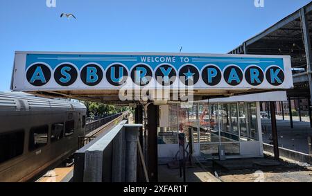 Asbury Park, NJ - 1. Juni 2024: Schild „Willkommen im Asbury Park“ auf dem Bahnsteig des LIRR-Bahnhofs an der Küste von New Jersey. Stockfoto