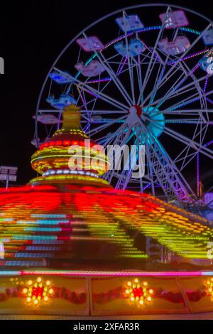 Lange Exposition gegenüber einem Riesenrad in Ta, Qali, Malta bei Nacht Stockfoto