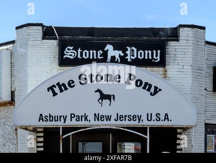 Asbury Park, NJ - 1. Juni 2024: Eintritt zum Stone Pony, berühmter Bar-Musikort in Asbury Park, New Jersey, wo Bruce Springsteen seinen Anfang nahm Stockfoto