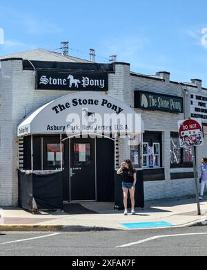 Asbury Park, NJ - 1. Juni 2024: Eintritt zum Stone Pony, berühmter Bar-Musikort in Asbury Park, New Jersey, wo Bruce Springsteen seinen Anfang nahm Stockfoto