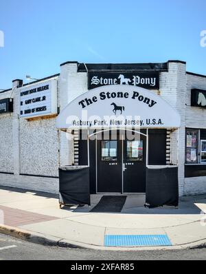 Asbury Park, NJ - 1. Juni 2024: Eintritt zum Stone Pony, berühmter Bar-Musikort in Asbury Park, New Jersey, wo Bruce Springsteen seinen Anfang nahm Stockfoto