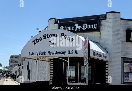 Asbury Park, NJ - 1. Juni 2024: Eintritt zum Stone Pony, berühmter Bar-Musikort in Asbury Park, New Jersey, wo Bruce Springsteen seinen Anfang nahm Stockfoto