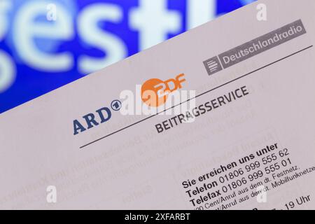 Symbolbild Rundfunkbeitrag, Beitragsservice: Nahaufnahme von einem Briefbogen mit ARD-Logo und ZDF-Logo *** Symbolbild der Sendegebühr, Beitragsservice Nahaufnahme eines Briefkopfes mit ARD-Logo und ZDF-Logo Copyright: XUdoxHerrmannx Stockfoto