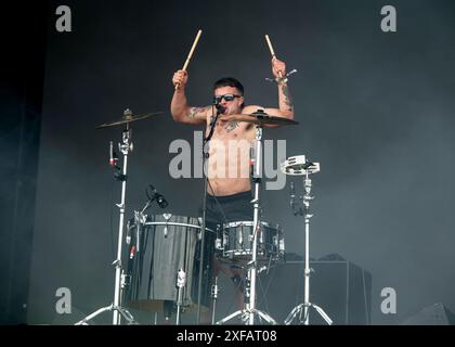Glastonbury, Großbritannien. Tag 5, 30. Juni 2024. Isaac Holman von Soft Play tritt live auf der anderen Bühne des Glastonbury Festivals auf, Worthy Farm in Somerset. Bilddatum: Sonntag, 30. Juni 2024. Das Foto sollte lauten: David Jensen / Alamy Live News Stockfoto