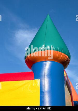 Hüpfburg Kinderspielzeug (Hüpfhaus für Kinder) Nahaufnahme Silhouette vor dem Himmel (buntes Spielzeug Spielplatz Party aufblasbaren Geburtstag aufblasen Stockfoto