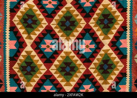 Orientalischer persischer Teppich Textur Hintergrund Muster. Orientalische Persisch-Asiatische Teppiche Im Hintergrund. Einrichtung im osten, orientalische Dekoration im Hintergrund Stockfoto