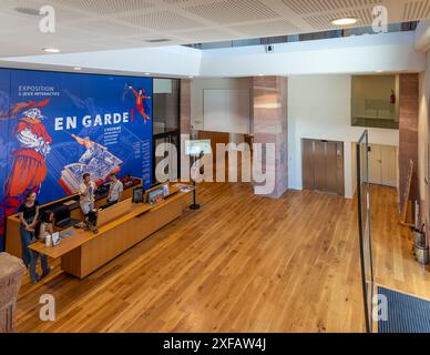 Selestat, Frankreich - 06 25 2024: Humanistische Bibliothek. Blick auf die Eingangshalle der Bibliothek Stockfoto