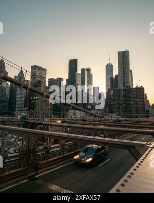 New York in der goldenen Stunde auf der Brooklyn Bridge Stockfoto