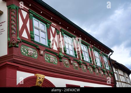 Schöne Schnitzereien auf einem Fachwerkhaus in Deutschland. Stockfoto