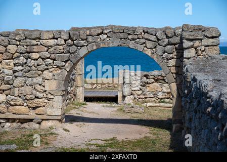 Ein Bogen auf den Ruinen einer antiken Stadt. Tauric Chersonesos, Sewastopol, Krim Stockfoto