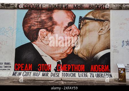 Berlin, Deutschland. Ein Graffiti namens mein Gott, hilf mir, diese tödliche Liebe von Dmitri Vrubel in der East Side Gallery der Berliner Mauer zu überleben Stockfoto