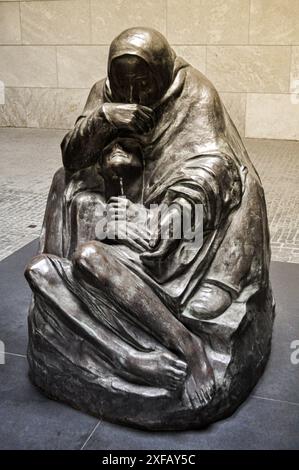 Berlin, Deutschland. Mutter mit ihrem toten Sohn, eine Pieta-Skulptur des Künstlers Kathe Kollwitz in der Deutschen Gedenkstätte für die Opfer von Krieg und Tyrannei Stockfoto