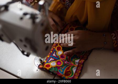 Eine Schneiderin, die traditionelle afghanische Kleidung näht Stockfoto