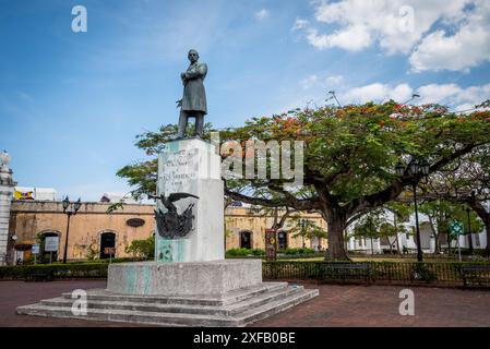 Statue des ehemaligen Präsidenten Pablo Arosemena, Plaza de Francia, ursprünglicher Stadtplatz, heute französischer Platz, der der Rolle Frankreichs beim Bau des Panama gewidmet ist Stockfoto