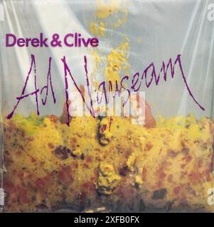Derek & Clive Album Ad nauseam, Vinyl-LP-Cover von Peter Cook und Dudley Moore mit ihren Charakteren Derek und Clive, UK Stockfoto