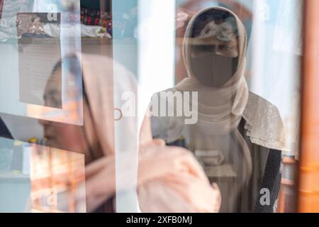 Zwei Frauen hinter dem Fenster der Damennäherei in der Provinz Bamyan Stockfoto