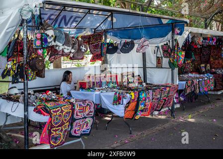 Lokales Kunsthandwerk wird im Paseo Esteban Huertas, Casco Viejo, im alten Stadtzentrum, Panama City, Panama verkauft Stockfoto