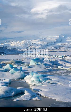 Jökulsárlón Glacier Lagune, Island: Eine atemberaubende Eisfläche mit schwimmenden Eisbergen, die unberührte arktische Schönheit widerspiegelt und die Natur zur Schau stellt. Stockfoto