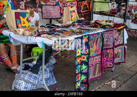 Lokales Kunsthandwerk wird im Paseo Esteban Huertas, Casco Viejo, im alten Stadtzentrum, Panama City, Panama verkauft Stockfoto