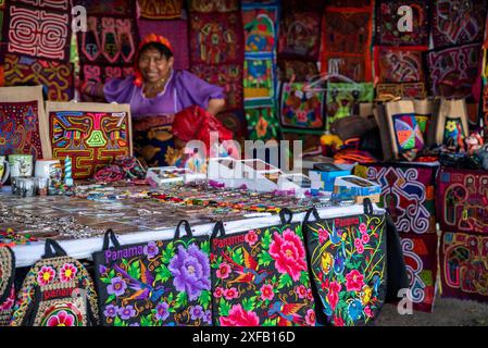 Lokales Kunsthandwerk wird im Paseo Esteban Huertas, Casco Viejo, im alten Stadtzentrum, Panama City, Panama verkauft Stockfoto