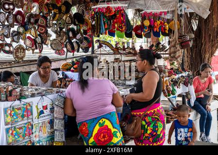 Lokales Kunsthandwerk wird im Paseo Esteban Huertas, Casco Viejo, im alten Stadtzentrum, Panama City, Panama verkauft Stockfoto