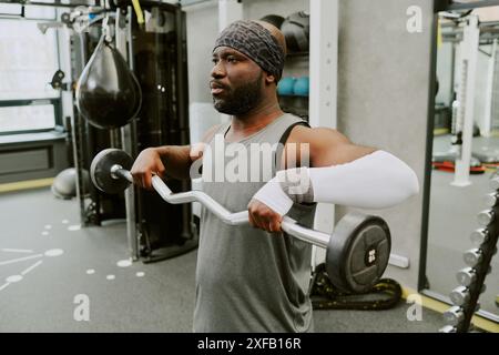 Junger afroamerikanischer Mann, der hohe Zug macht, um seinen Schultermuskel zu stärken Stockfoto