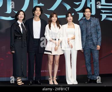 Seoul, Südkorea. Juli 2024. (L bis R) die südkoreanischen Schauspieler Seo Yi-sook, Jung Ji-hoon (Künstlername: Rain), Kim Ha-neul, Ki Eun-sae und Jung Gyu-woon nehmen am 2. Juli 2024 an einem Fotoanruf zur Disney Series Red Swan Press Conference im Conrad Hotel in Seoul, Südkorea, Teil. (Foto: Lee Young-HO/SIPA USA) Credit: SIPA USA/Alamy Live News Stockfoto