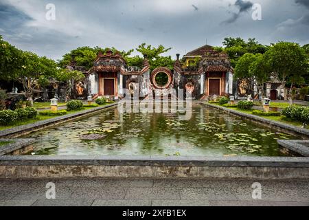 TAM Quan Ba Mu Tempel in Hoi an. UNESCO-Weltkulturerbe in Vietnam. Das Tor des Ba Mu Tempels in Hoi an, Vietnam an regnerischen Tagen. Reisefoto, niemand, Stockfoto