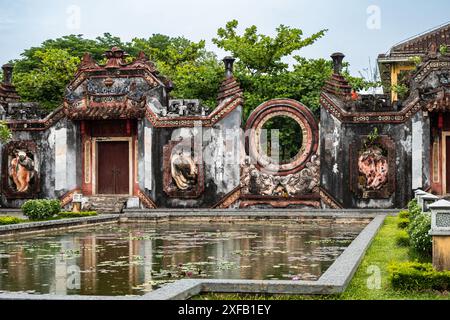 TAM Quan Ba Mu Tempel in Hoi an. UNESCO-Weltkulturerbe in Vietnam. Das Tor des Ba Mu Tempels in Hoi an, Vietnam an regnerischen Tagen. Reisefoto, niemand, Stockfoto