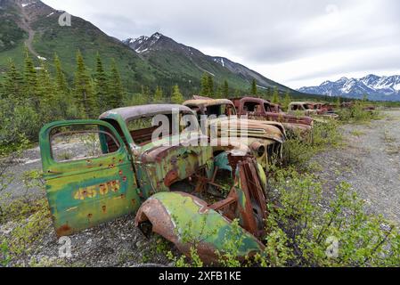 Ein alter, rostiger, alter Truck, eingebettet in die Wildnis mit Sommer-Berguntergang und Sonnenuntergang. Stockfoto