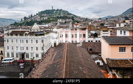 Blick vom San Francisco Conven auf die Statue der Jungfrau von El Panecillo, Altstadt von Quito, Ecuador, Südamerika Stockfoto