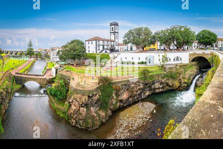 Zentraler Platz von Ribeira Grande und Brücke Ponte dos Oito Arcos, Insel Sao Miguel, Azoren Archipel, Portugal. Stockfoto