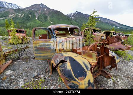 Ein alter, rostiger, alter Truck, eingebettet in die Wildnis mit Sommer-Berguntergang und Sonnenuntergang. Stockfoto