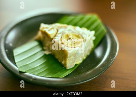 Schließen Sie Bananenkuchen mit Kokosraspeln und thailändischem Dessert Stockfoto