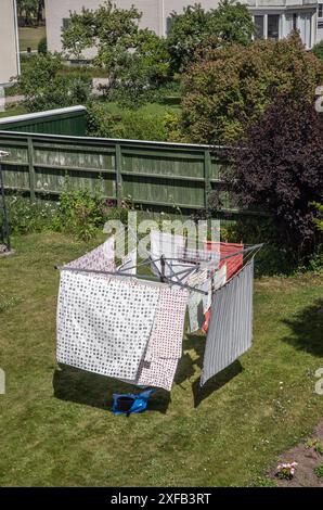Trockenregal mit Wäschetrocknung im Garten, um Energie zu sparen, da kein elektrischer Trockner verwendet wird. Stockfoto