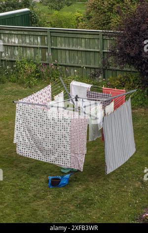 Trockenregal mit Wäschetrocknung im Garten, um Energie zu sparen, da kein elektrischer Trockner verwendet wird. Stockfoto