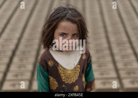 Die 7-jährige Nasrin arbeitet in einem Ziegelofen. In Afghanistan sind die meisten Kinder aufgrund wirtschaftlicher Probleme zur Arbeit gezwungen Stockfoto