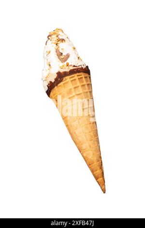 Eis mit Nüssen und Schokolade isoliert auf weißem Hintergrund. Stockfoto