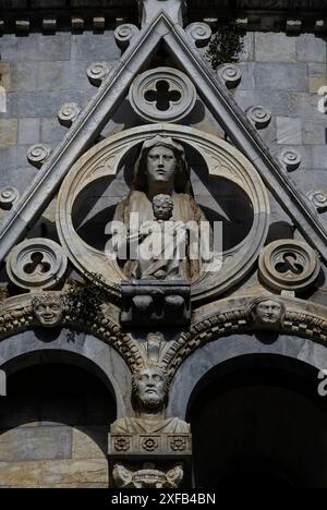 Moderne Kopien schwer erodierter Statuen von Nicola Pisano und seinem Sohn Giovanni auf dem Battistero di San Giovanni (Baptisterium des Heiligen Johannes) auf dem Campo dei Miracoli in Pisa, Toskana, Italien. Die Originalstatuen, die in den späten 1200er Jahren dem Baptisterium hinzugefügt wurden, sind heute im nahegelegenen Dommuseum, dem Museo dell’Opera del Duomo, untergebracht. Das Baptisterium wurde 1152 im romanischen Stil von Diotisalvi begonnen, zwischen 1260 und 1284 von Nicola und Giovanni Pisano umgebaut und in den 1300er Jahren fertiggestellt Stockfoto