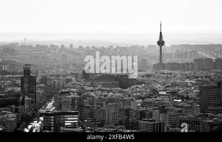 Schwarz-weiß-Luftaufnahme der Stadt Madrid. Skyline von Madrid mit Blick auf Torreespaña, auch bekannt als Piruli. Stockfoto
