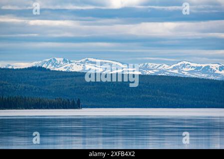 Atemberaubende kanadische Aussicht mit Wildnis Wald und See. Im Sommer auf der South Canol Road im Yukon-Territorium im Norden Kanadas. Stockfoto