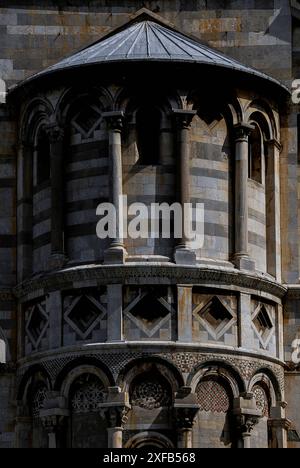 Polychrome Marmor schmücken die unterste apsidale Arkade des südlichen Querschiffes einer 1064 gegründeten pisanisch-romanischen Kathedrale, den Duomo di Santa Maria Assunta in Pisa, Toskana, Italien. Stockfoto