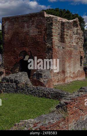 Ein römisches Thermalgebäude aus der Zeit des Kaisers Domiziano aus dem 1. Jahrhundert n. Chr., das Laconicum oder das Heißschwitzzimmer des Bagni di Nerone oder die Thermen von Nero in Pisa, Toskana, Italien. Stockfoto